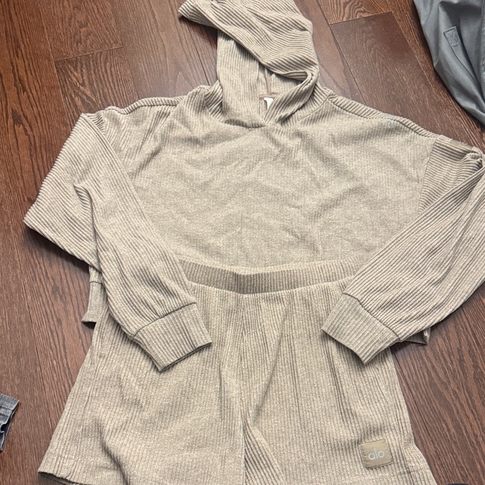 ALO SET- shorts and hoodie Beige Ribbed Hoodie